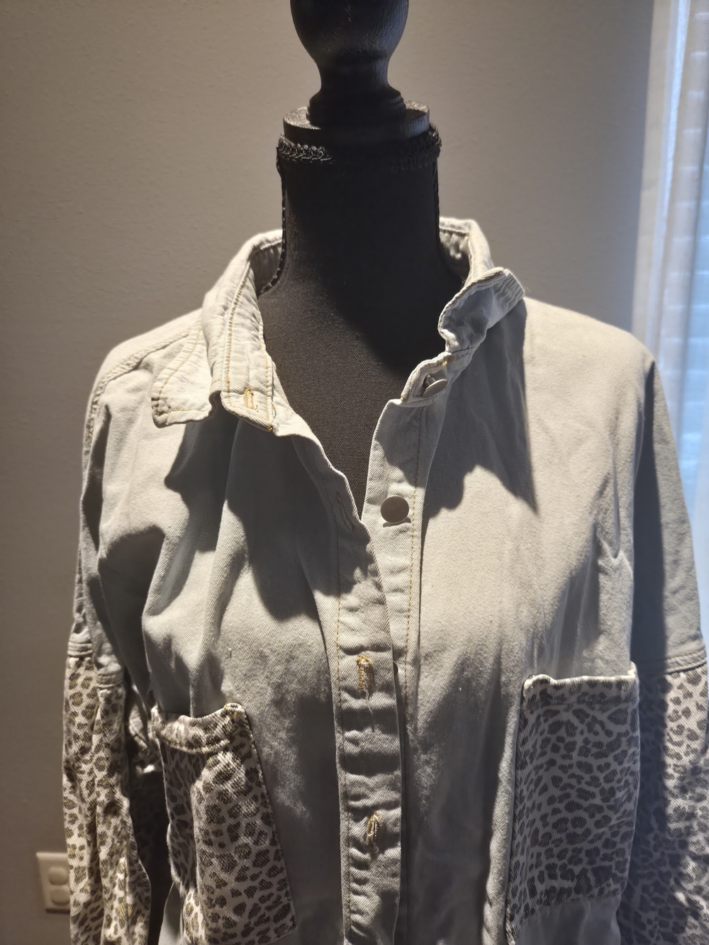 Light Gray Button-Front Jacket with Leopard Print Pockets - Picture 3 of 4
